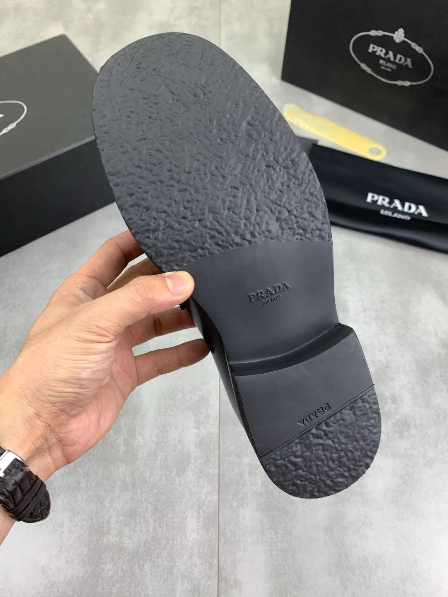 Factory price P840 💰Original quality, top version🔱 ＰＲＡＤＡPrada. Men's business casual leather shoes, top quality cow leather. 1:1 shipment ⬆️Luxurious and noble, all made of imported original first-layer fine suede cowhide, just to create a more comfortable wearing experience. Upper: original comfortable open-edge bead-rubbed calfskin ➕Top imported water-dyed full cow lining, original high-end lightweight and comfortable TPU combination bottom ✔️Code number: 39-44 (38 45 Can be customized)